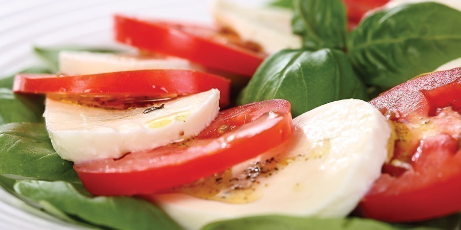 caprese con pomodoro, mozzarella e basilico