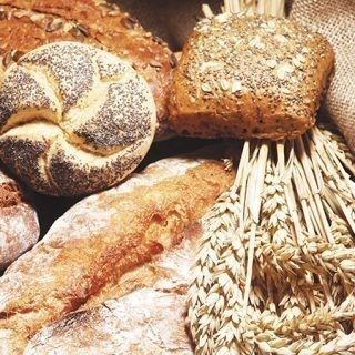 Varie tipologie di pane fresco con fibre