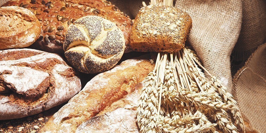 Varie tipologie di pane fresco con fibre