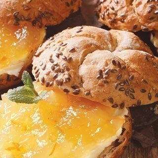 Panini freschi con confettura all'arancia