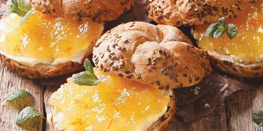 Panini freschi con confettura all'arancia