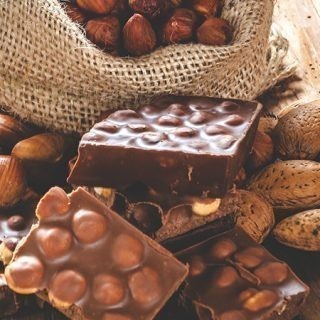 Ciccolato con nocciole intere